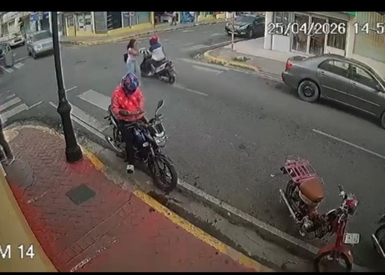 Hombre en pasola arrebata cadena a mujer a plena luz del día en el centro de Santiago
