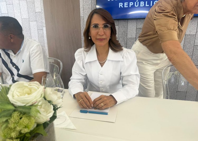 Gobernadora de Puerto Plata dice nuevos módulos en Playa Teco “convertirán vendedores en empresarios”