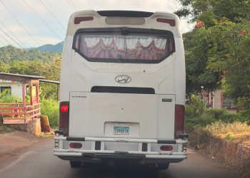 Chofer de autobús provoca terror por manejo temerario