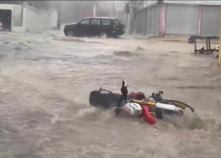 Lluvias vuelven a causar estragos e inundaciones en Santiago