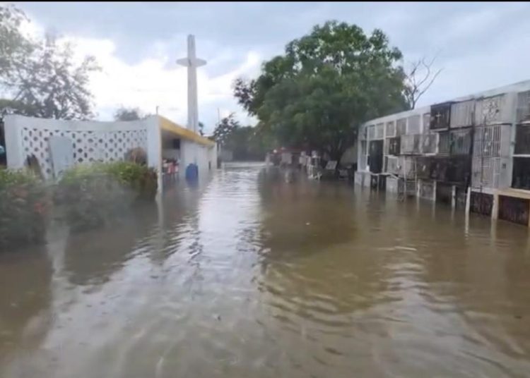 Lluvias colapsan Santiago: calles se convierten en ríos y cementerio queda bajo agua