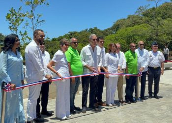 Abinader y Collado entregan renovada playa de Sosúa y moderna plaza de vendedores