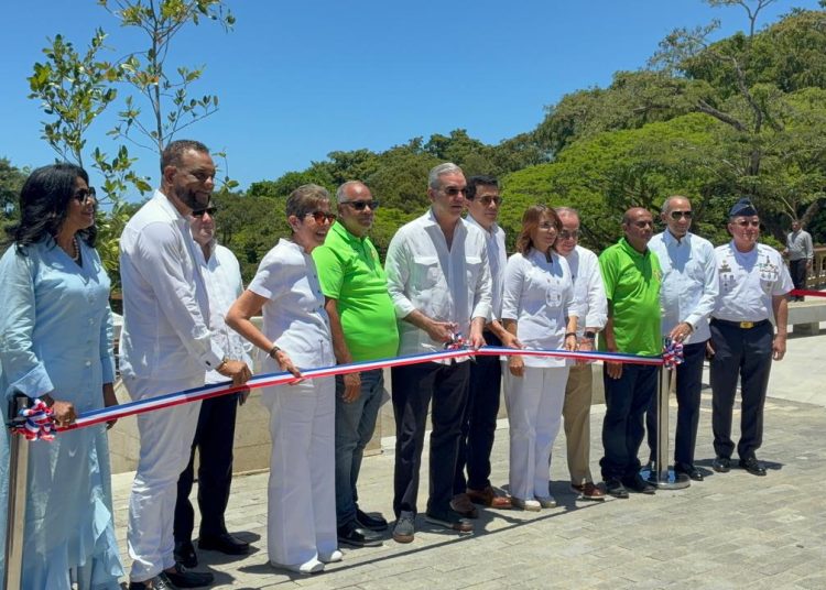 Abinader y Collado entregan renovada playa de Sosúa y moderna plaza de vendedores