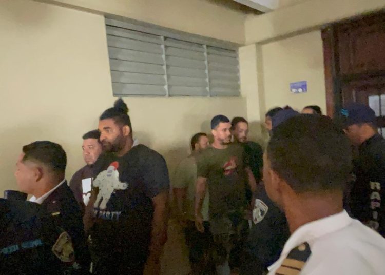 Bajo fuerte medidas de seguridad trasladan a la sala de audiencia a siete imputados por muerte de chofer en Santiago