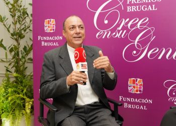 Padre Chepe resalta la educación integral del ITESIL tras recibir reconocimiento de Fundación Brugal
