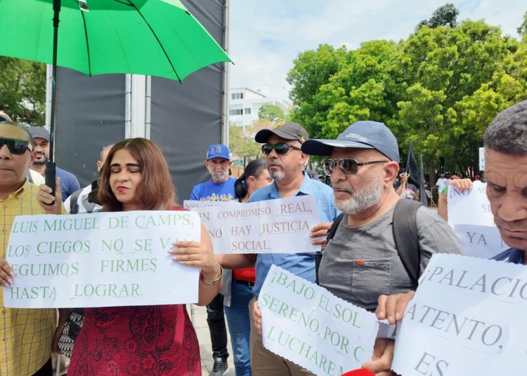 Personas con discapacidad visual protestan frente al Palacio Nacional por reapertura del CECAPCI