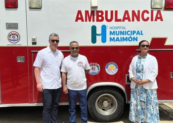 Héctor Acosta y alcalde de Belleville entregan ambulancia en Maimón