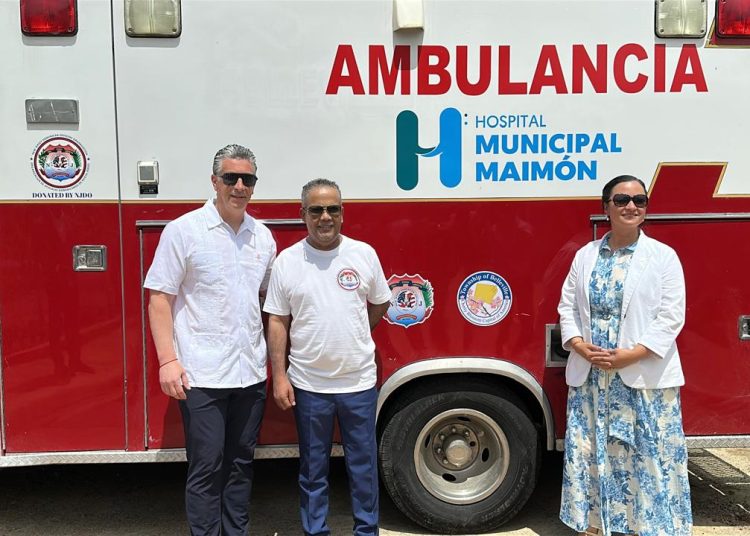 Héctor Acosta y alcalde de Belleville entregan ambulancia en Maimón