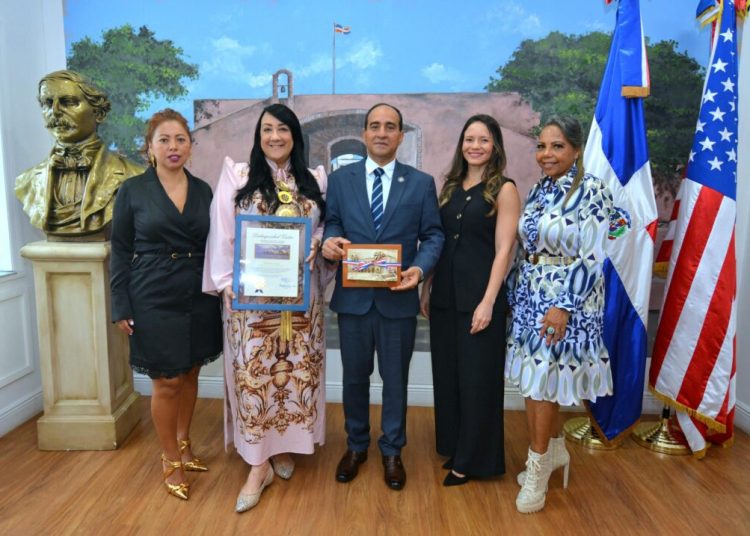 Alcaldía de Miami-Dade y Consulado dominicano en Miami reconocen trayectoria de Giannina Azar