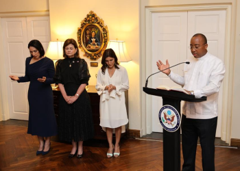 Embajadora de EE. UU. presenta colección “Arte en Embajadas” durante acto en su residencia oficial