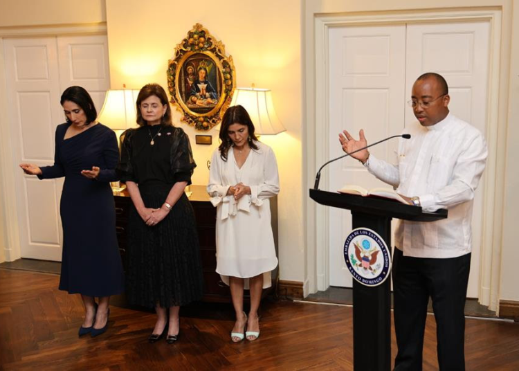 Embajadora de EE. UU. presenta colección “Arte en Embajadas” durante acto en su residencia oficial