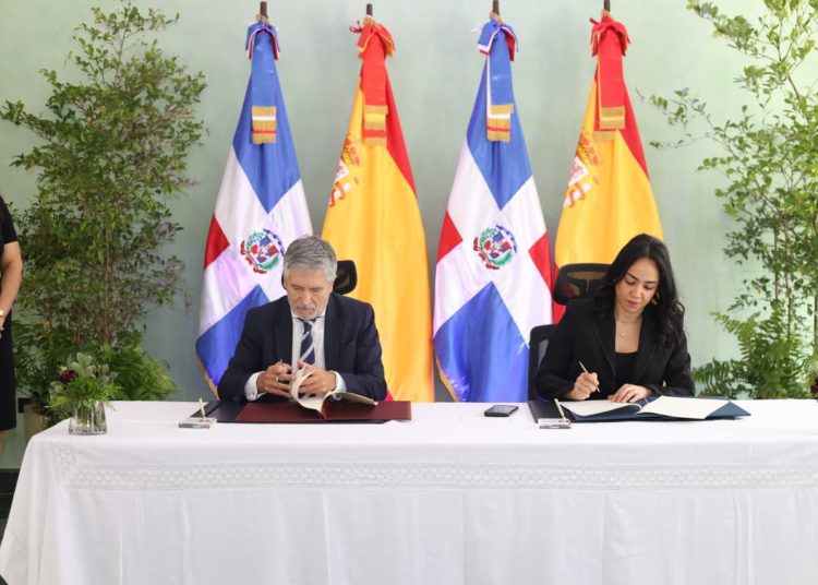 Faride Raful firma tratado internacional con España para fortalecer la prevención y detección del crimen organizado