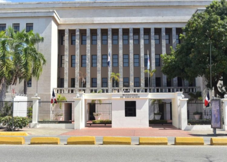 Minerd suspende docencia en Montecristi, Santiago Rodríguez y Valverde por alerta roja