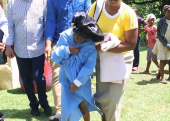 Senador Pedro Tineo asiste a niña con enfermedad genética en El Placer, Yamasá