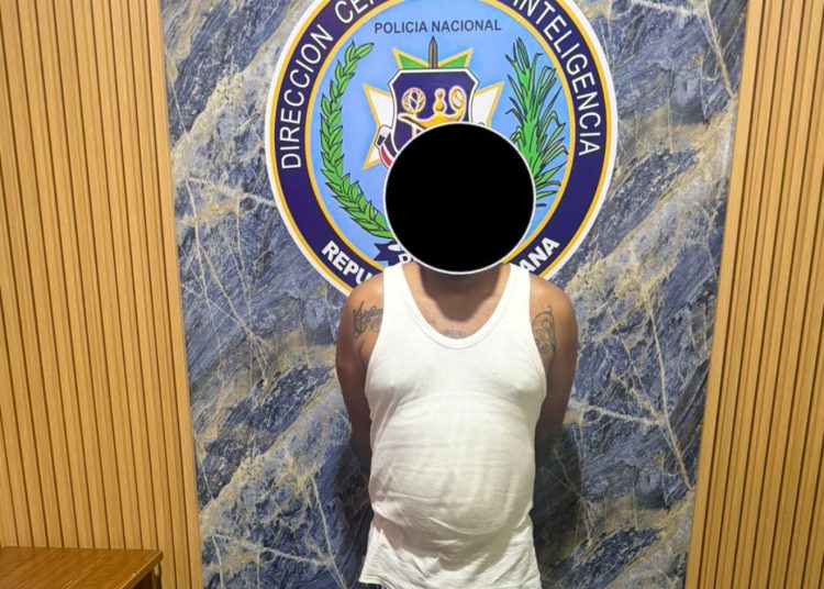 Policía ocupa armas, drogas y dinero en múltiples allanamientos en La Vega