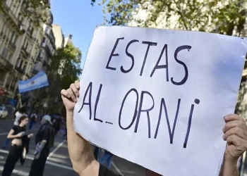 El jefe de Gabinete argentino, respaldado por Milei, se defiende de acusaciones de corrupción