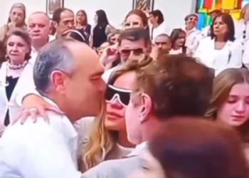 Karol G enfrenta duelo familiar tras la muerte de su tía Teresa