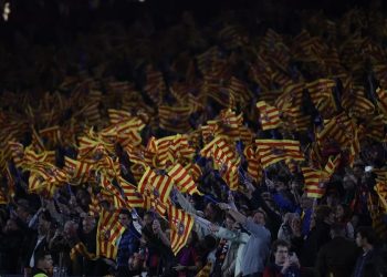 Incidentes en el Camp Nou: aficionados del Barcelona lanzan objetos al autobús del Atlético