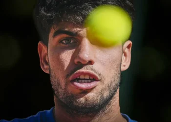 Alcaraz resuelve un estreno incómodo ante al finés Virtanen en el Conde Godó