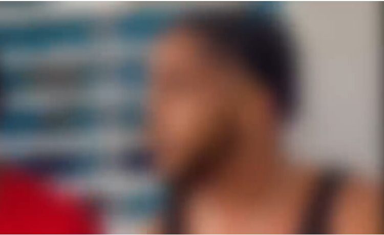 Arrestan a dos hombres tras arrebatar cadena a mujer en Santiago