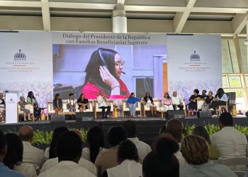 Presidente Abinader escucha familias para fortalecer programas de asistencia social