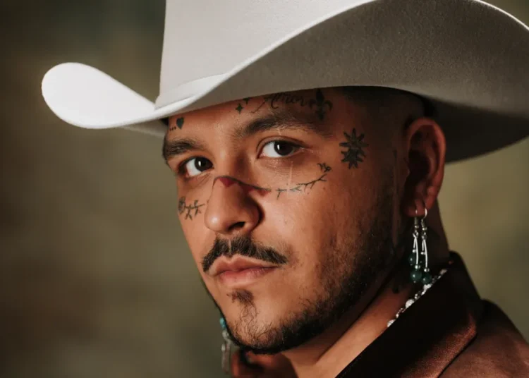 Fanática que atrapó sombrero de Nodal lo vendió por 50,000 pesos