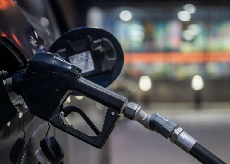 El precio de la gasolina en EEUU sube a 4,14 dólares por galón y en California roza los 6