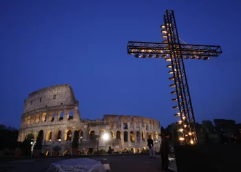 León XIV llega al Coliseo para su primer Viacrucis de Viernes Santo y cargar con la cruz