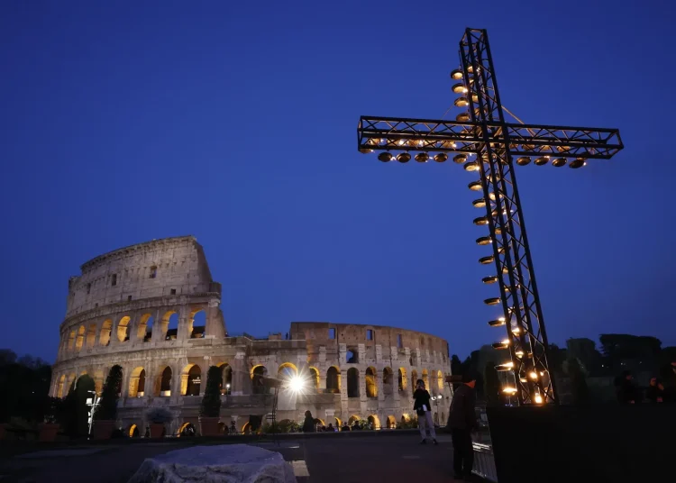 León XIV llega al Coliseo para su primer Viacrucis de Viernes Santo y cargar con la cruz
