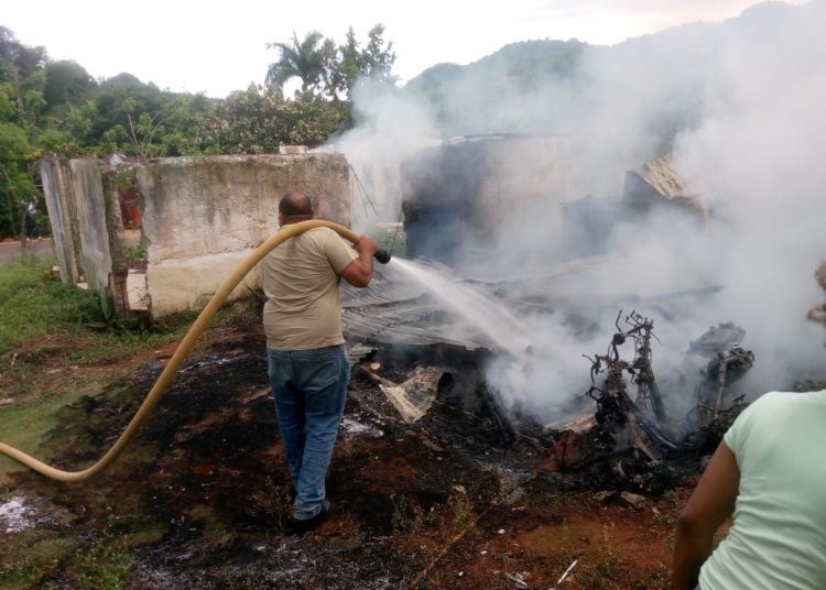 Incendio en Las Galeras destruye vivienda