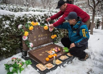 Entre tumbas caras y nuevas normas, China encara el coste de morir y peso de la tradición