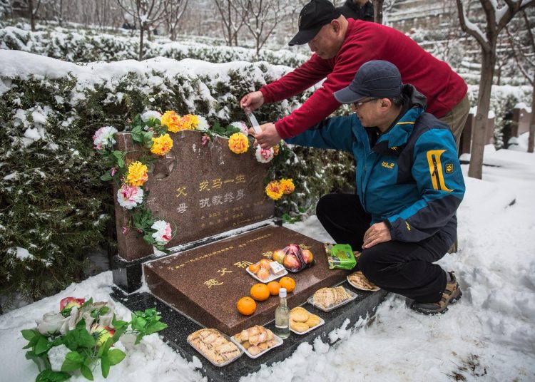 Entre tumbas caras y nuevas normas, China encara el coste de morir y peso de la tradición