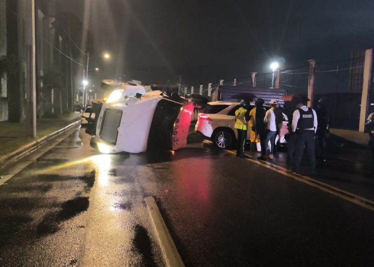 Patana se vuelca en la avenida George Washington y provoca congestión vehicular