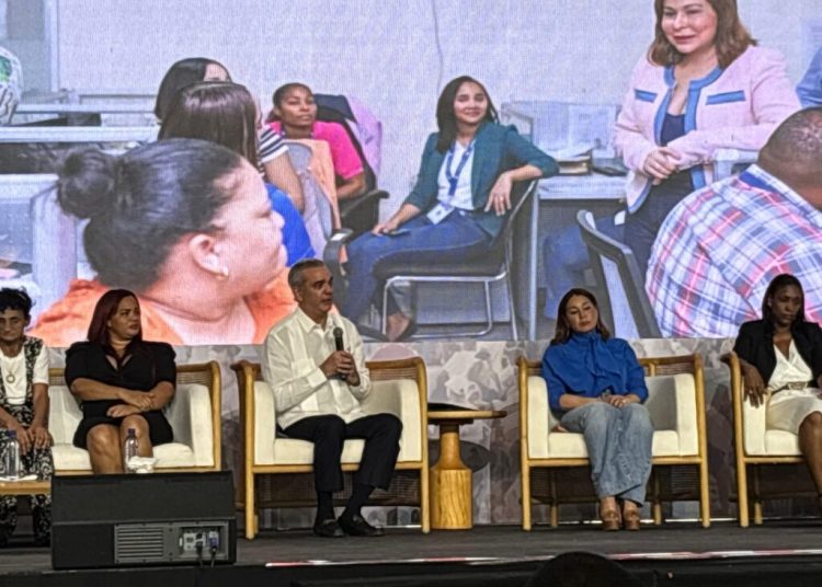 Abinader prioriza a los más vulnerables y promete fortalecer la ayuda social en todo el país