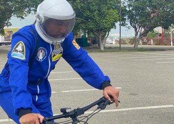 Joven de Tamboril viaja en bicicleta hasta el “edificio rojo” para que Alofoke lo deje participar en “Planeta Alofoke”