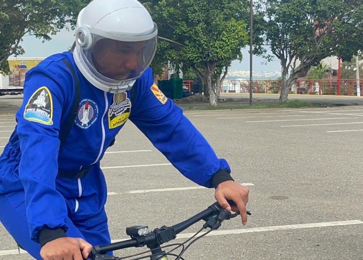 Joven de Tamboril viaja en bicicleta hasta el “edificio rojo” para que Alofoke lo deje participar en “Planeta Alofoke”