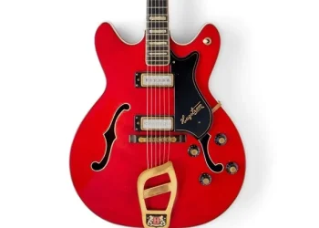 Sotheby’s subastará en Nueva York la guitarra rojo cerezo del ‘Rey del Rock’ Elvis Presley