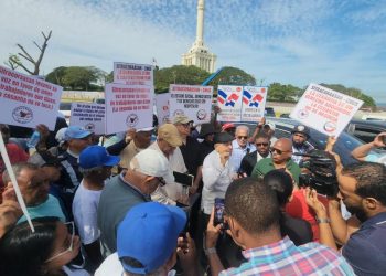 Trabajadores de Santiago marchan contra cambios a la cesantía y advierten posible huelga nacional