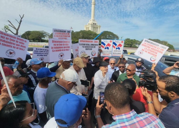 Trabajadores de Santiago marchan contra cambios a la cesantía y advierten posible huelga nacional