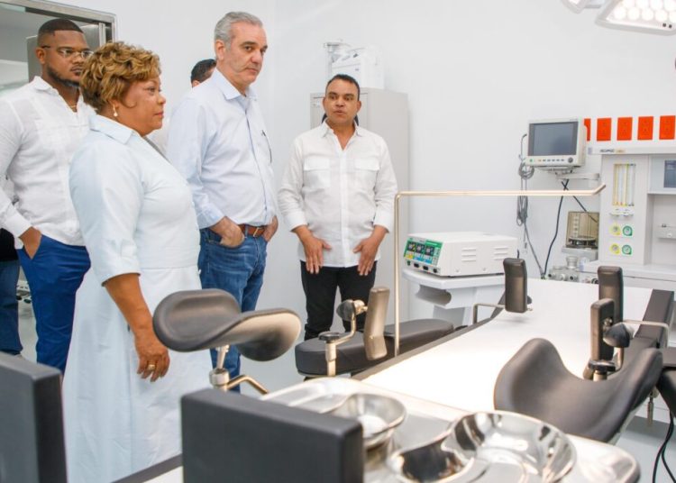 Abinader inaugura remozamiento del Hospital Municipal La Victoria con inversión de más de RD$75 millones de pesos