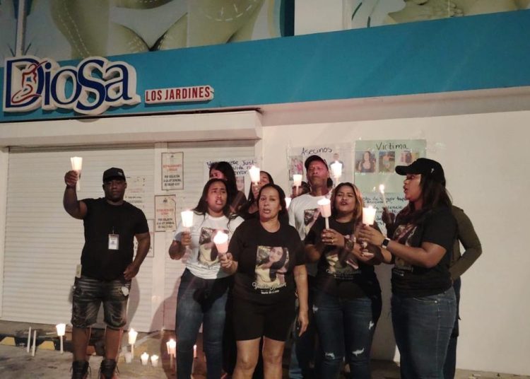 Familiares de joven que murió durante procedimiento estético realizan encendido de velas y exigen justicia frente a clínica clausurada en Santiago