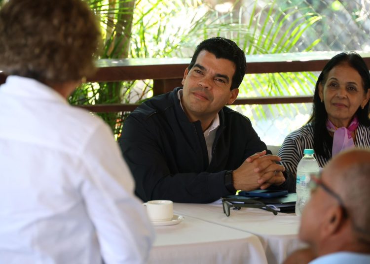 Wellington Arnaud valida junto a comunitarios servicio eficiente de agua potable en Monción