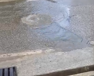 Denuncian desbordamiento de aguas residuales frente a hospital público en Las Terrenas