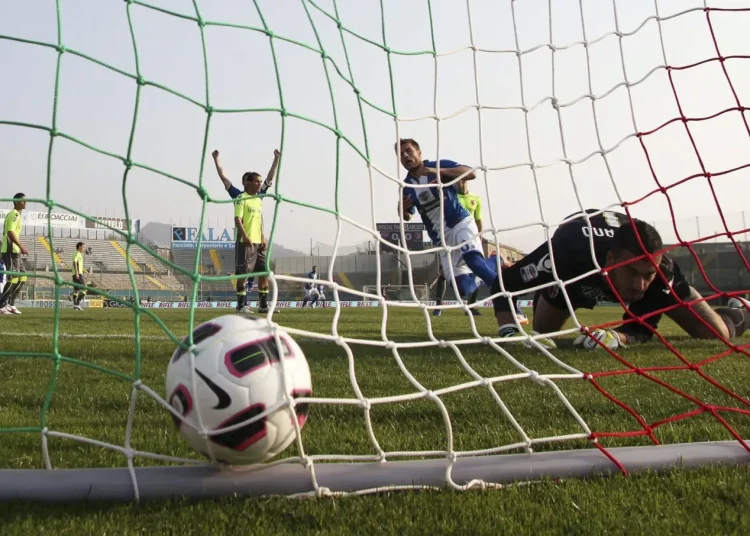 Más de 70 futbolistas aparecen en la investigación sobre una red de prostitución en Italia