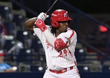 Félix Reyes pega jonrón en el primer turno al bate de su carrera en Grandes Ligas