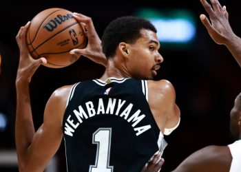Wembanyama sufre contusión en las costillas y enciende las alarmas en San Antonio