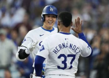Dodgers desatan ofensiva en Toronto con jonrones de Ohtani y Teóscar