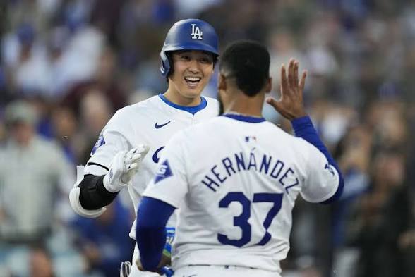 Dodgers desatan ofensiva en Toronto con jonrones de Ohtani y Teóscar