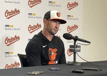 Albernaz regresa al mando de los Orioles tras sufrir múltiples fracturas faciales por pelotazo