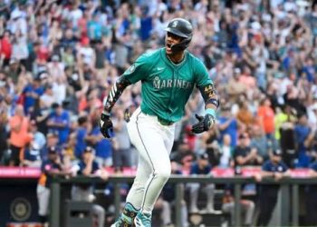 Julio Rodríguez conecta jonrón y lidera triunfo de Seattle en duelo de poder